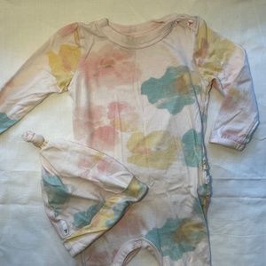 Burts bees 🐝 2 piece tyedye onesie & hat 6-9 months